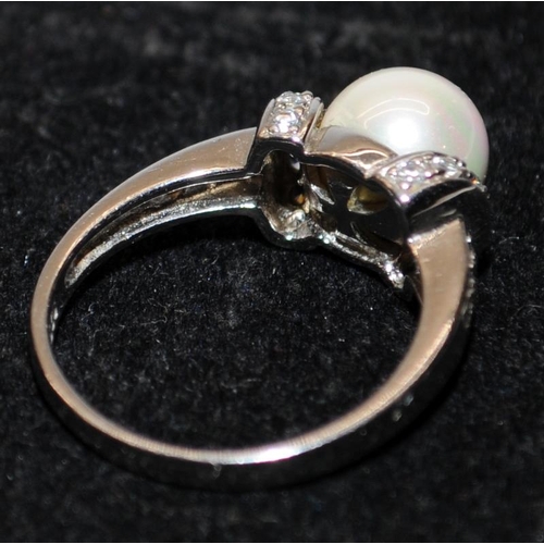 435 - Sterling silver cultured pearl with CZ shoulders ring size R