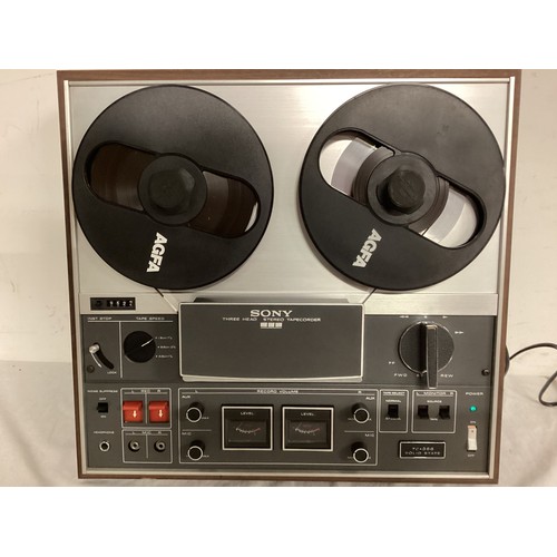 495 - SONY TC-366 REEL TO REEL TAPE RECORDER. Nice condition Stereo tape player here complete with 3 speed... 