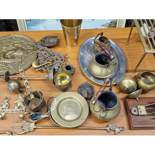 Large collection of brass and other metalware items.