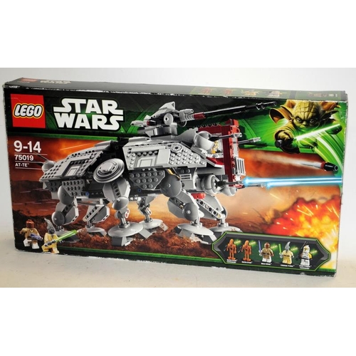 12 - Star Wars Lego: AT-TE ref:75019. Model complete and boxed, with build instructions and 4 minifigures... 