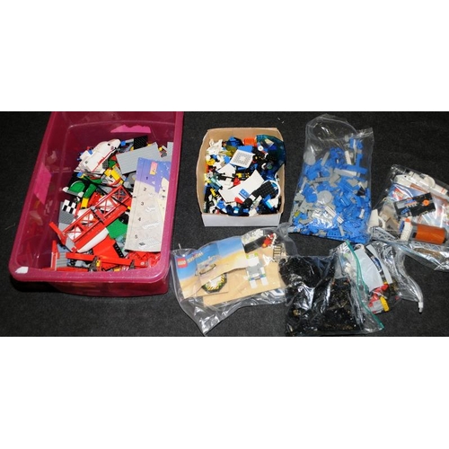 18 - large tub of Lego, various bagged sets and a quantity of loose Lego