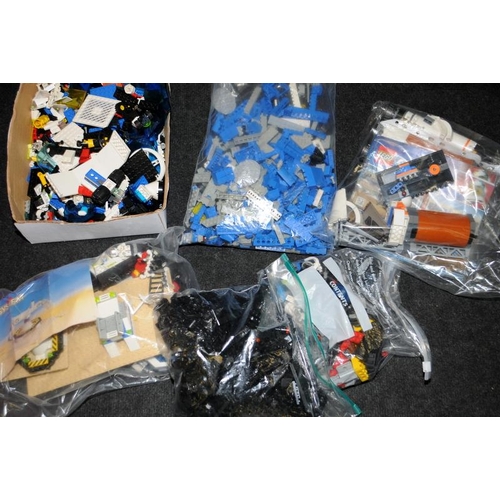 18 - large tub of Lego, various bagged sets and a quantity of loose Lego