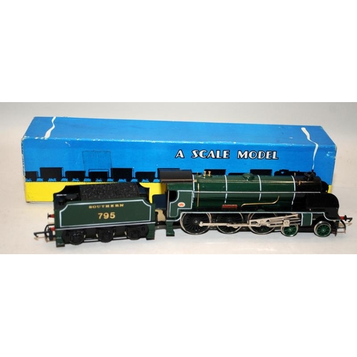 100 - Wrenn OO/HO gauge BR Black Steam Locomotive No.80033, boxed (missing tender) c/w Graham Farish OO ga... 