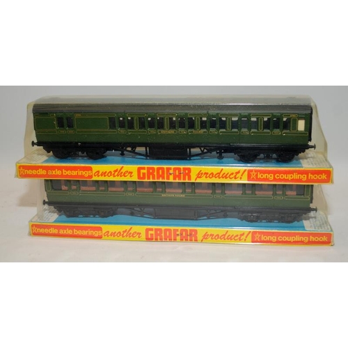 87 - 2 x Grafar (Graham Farish) OO gauge Southern Railways green coaches in original sealed packaging.