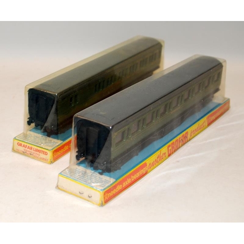 87 - 2 x Grafar (Graham Farish) OO gauge Southern Railways green coaches in original sealed packaging.