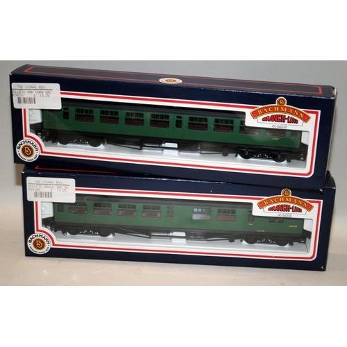 89 - 2 x Bachmann OO gauge coaches BR Malachite Green ref:34-500 and 34-526. Both boxed