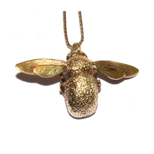 310 - Alex Monroe 22ct gold vermel large Bumblebee pendant on a 9ct gold chain