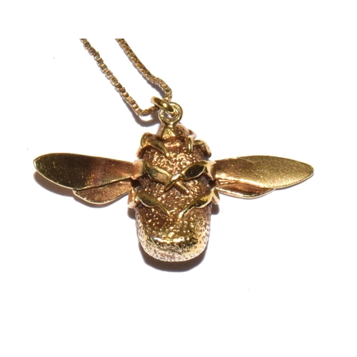 310 - Alex Monroe 22ct gold vermel large Bumblebee pendant on a 9ct gold chain