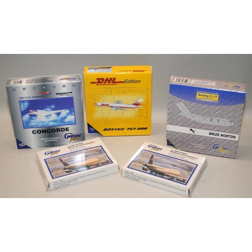 113 - Gemini Jets 1:400 scale die-cast model aircraft. 3 models in lot, all boxed c/w 2 boxed airport acce... 