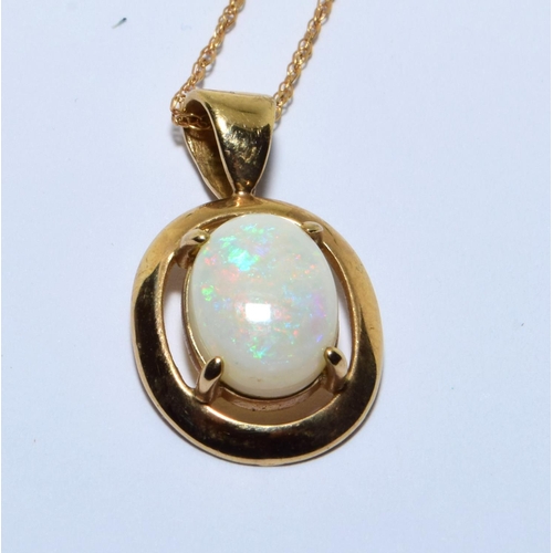 329 - 9ct gold Opal pendant necklace in a claw setting with a chain of 46cm