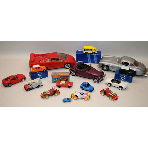 250 - A small collection of loose and boxed die-cast vehicles. Matchbox, Maisto, Bburago etc