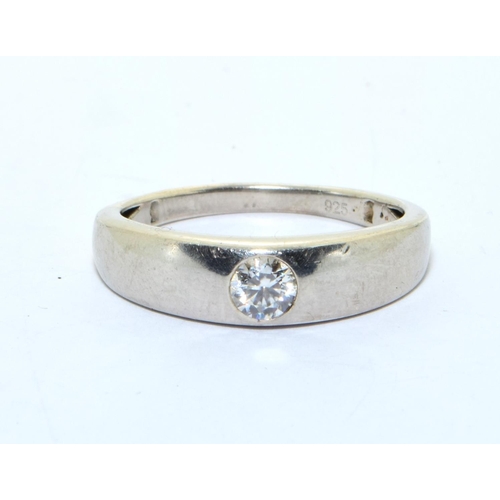 324 - A 925 silver ring with centre stone, Size P