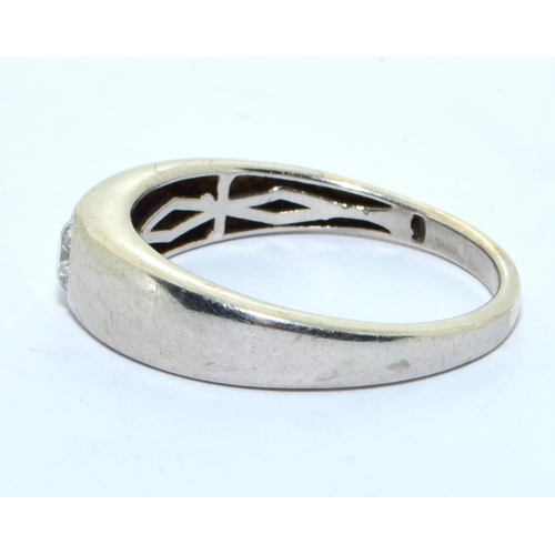 324 - A 925 silver ring with centre stone, Size P