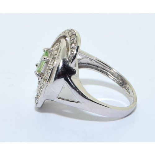 334 - A 925 silver and peridot swirl ring size M