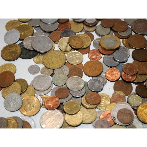 140 - Tub of mixed World coins