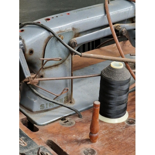 417 - A Vintage singer sewing machine and table.