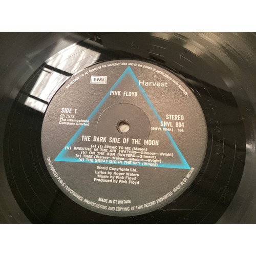 61 - PINK FLOYD ‘DARK SIDE OF THE MOON’ VINYL LP. Great copy found here on Harvest SHVL 804 released in 1... 