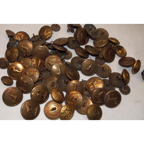 60 - A tin of brass livery buttons