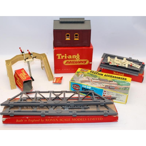 179 - Vintage Tri-ang OO gauge 'RO' Electric Passenger Train Set in original box c/w a number of boxed tra... 