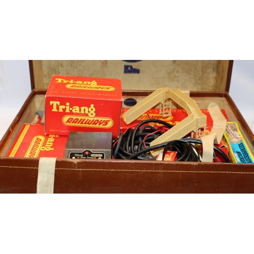 179 - Vintage Tri-ang OO gauge 'RO' Electric Passenger Train Set in original box c/w a number of boxed tra... 