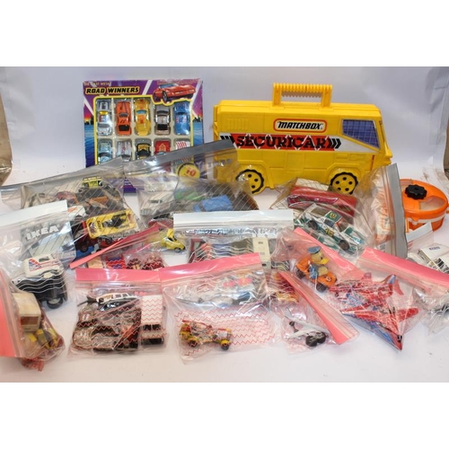 180 - Good selection of vintage die cast model vehicles including Matchbox, Corgi etc. Includes Matchbox S... 