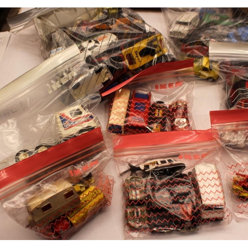 180 - Good selection of vintage die cast model vehicles including Matchbox, Corgi etc. Includes Matchbox S... 