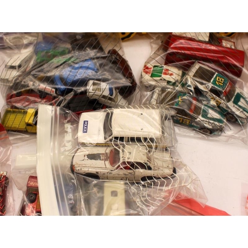 180 - Good selection of vintage die cast model vehicles including Matchbox, Corgi etc. Includes Matchbox S... 