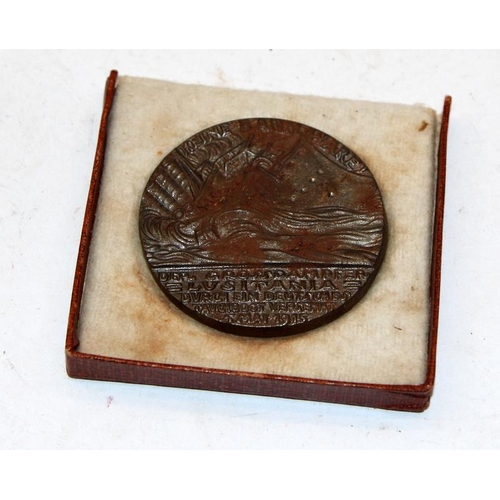 190 - WWI propaganda medal commemorating the sinking of RMS Lusitania on 10th May 1915. In original (tatty... 