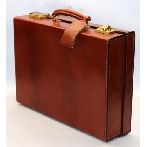 210 - Superb quality Swaine Adeney Brigg traditional tan leather briefcase. In super condition with virtua... 