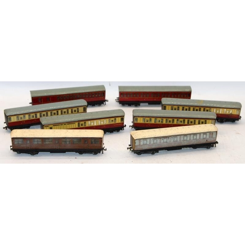 228 - A collection of vintage tinplate OO gauge rolling stock comprising goods wagons and carriages. 20 it... 