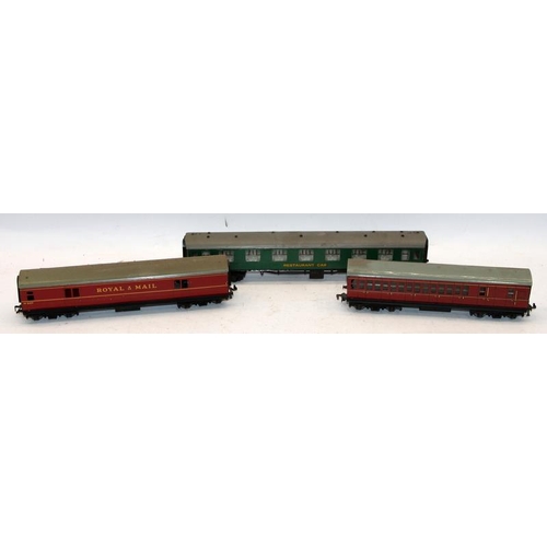 230 - A collection of vintage OO gauge carriages, various liveries, includes tinplate examples. 18 items i... 