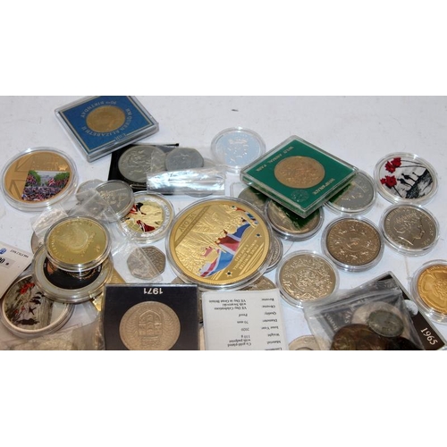 253 - Large quantity of commemorative coins from around the world celebrating royal and historical events,... 