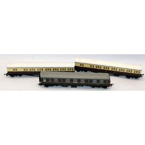 164 - Collection of OO gauge carriages by Bachmann and Hornby, various liveries, 3 x boxed and 3 x loose