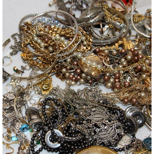 307 - A bag of costume jewellery