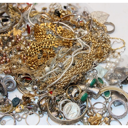 307 - A bag of costume jewellery