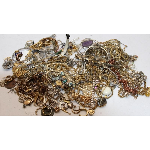 315 - A bag of costume jewellery