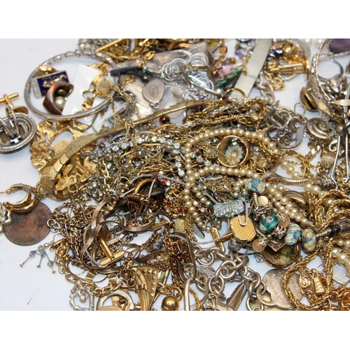 315 - A bag of costume jewellery