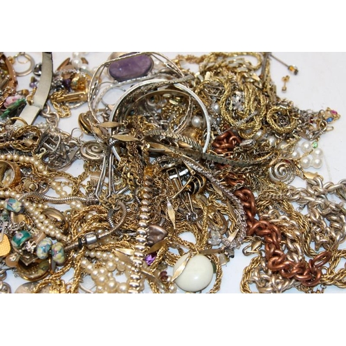 315 - A bag of costume jewellery