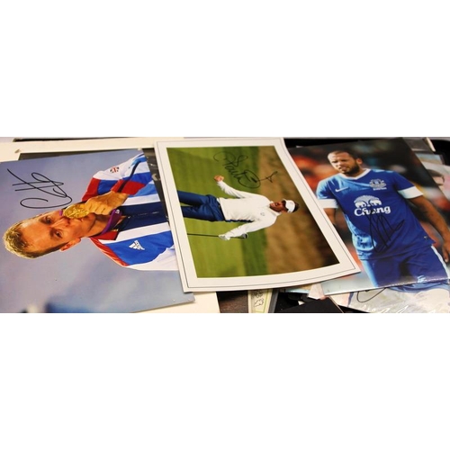 334 - A folder containing a large quantity of ephemera including signed footballers and other sportsmen's ... 