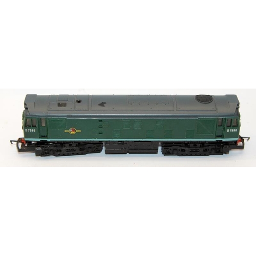 32 - Hornby OO gauge locomotive and tender 'Duchess of Sutherland c/w diesel locomotive BR green livery. ... 