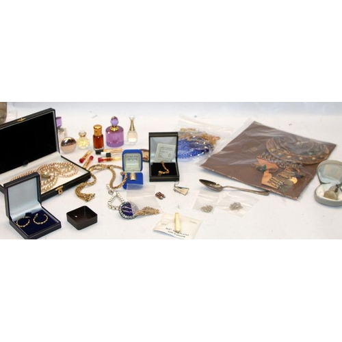 338 - A collection of costume jewellery including silver c/w miniature perfume bottles and samplers