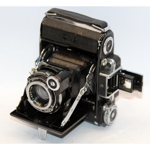 240 - Vintage folding cameras to include Zeiss Ikon 531 rangefinder, Voigtlander 66 Baby Bessa and Voigtla... 