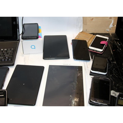 295 - A collection of mobile phones, smart phones, Kindles and tablets. Apple, Nokia, Samsung etc. No char... 