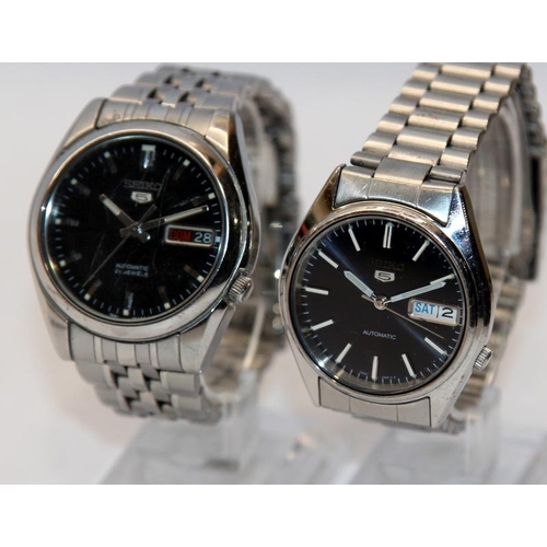 355 - Two vintage Seiko 5 gents automatic day/date watches with 7S26 movements. One with exhibition caseba... 