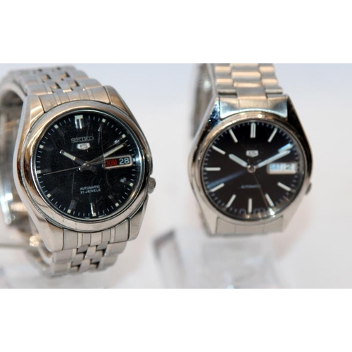 355 - Two vintage Seiko 5 gents automatic day/date watches with 7S26 movements. One with exhibition caseba... 