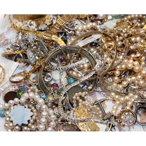 344 - Large bag of costume jewellery