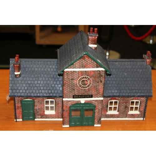 409 - Garden railway: Quality station building with platforms and walls and a signals box