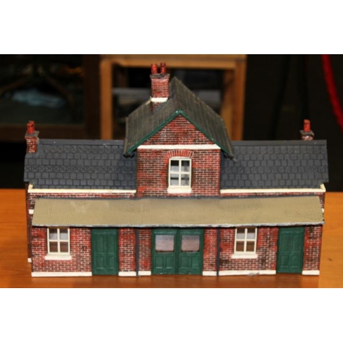 409 - Garden railway: Quality station building with platforms and walls and a signals box