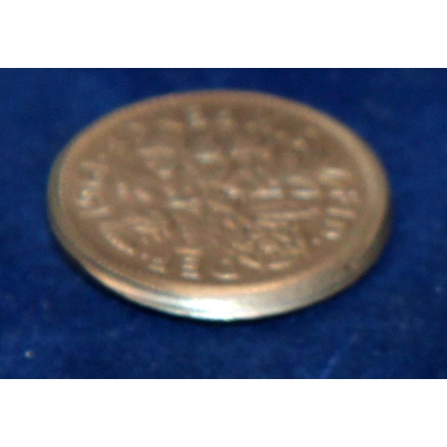 379 - Rare 1961 off centre mis-strike Sixpence piece with high lip rim to obverse