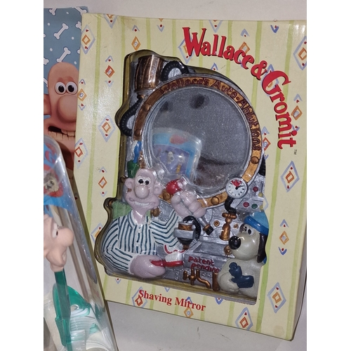 148 - Wallace & Gromit vintage collectables to include Shaving Mirror, Jigsaw Puzzle, Nodders and figurine... 